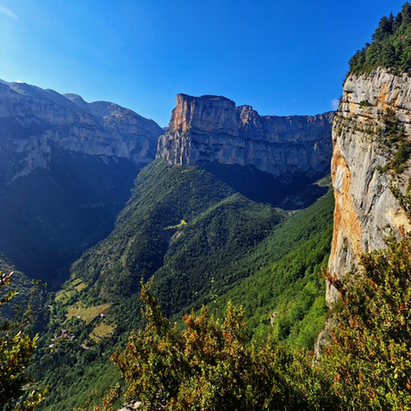 La Lozère : les espaces y sont encore très sauvages et préservés .